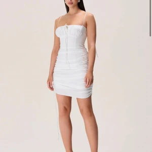 Adoore Santorini Dress - Superfin helt oanvänd klänning från adoore (prislpp kvar), nypris 1295kr 🤍 justerbaras spagetti band, fina detaljer vid bysten o rynkade detaljer längs midjan (säljer likadan i svart)