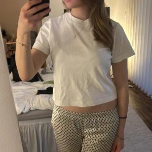 Bomulls t-shirt - 100% bomulls t-shirt från COS. Väldigt fint skick, storlek S. Nypris 390kr💓