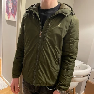 Ralph lauren jacka - Säljer nu denna mörkgröna Ralph lauren jacka i storlek S och passar mig som är 181cm lång och använder S/M i vanliga fall. Fint skick, men lite sliten vid kanten under jackan, syns inte. Perfekt nu till våren. Skriv vid fler bilder eller funderingar!