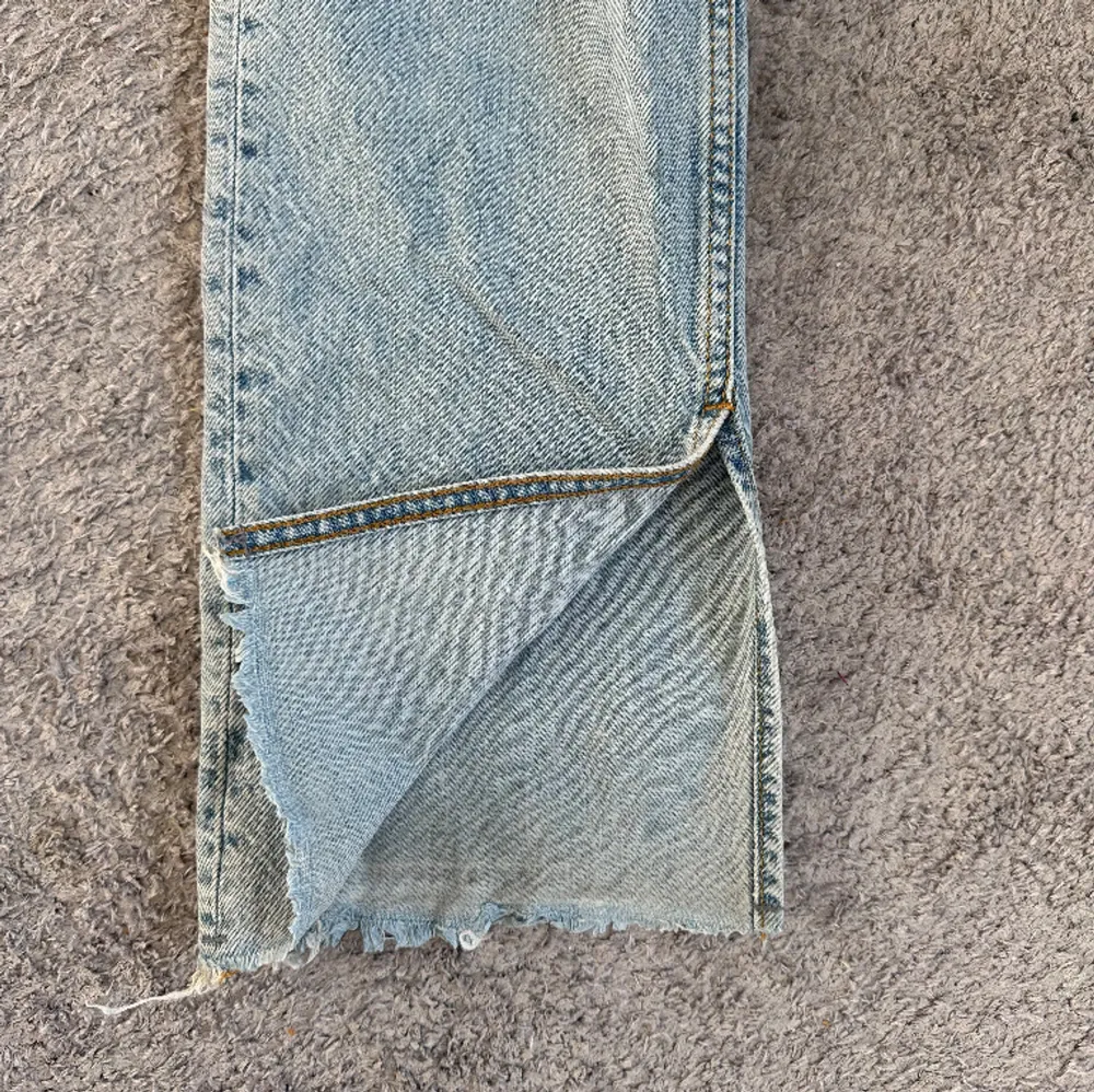 Fina ljusblå jeans från Gina med lite slitningar och slits. . Jeans & Byxor.