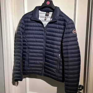 Colmar jacka herr - Colmar jacka i S/M(48) perfekt inför hösten. Använd ett fåtal gånger, nyskick, inga skador. 1499kr nypris 3599kr. Skicka meddelande vid frågor!