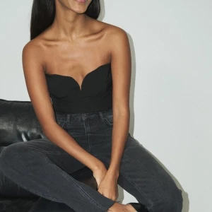 Topp svart - Topp från Nakd som är i storlek 38!!❣️❣️ säljer då den inte kommer till användning! Pris för denna är 200kr +frakt!