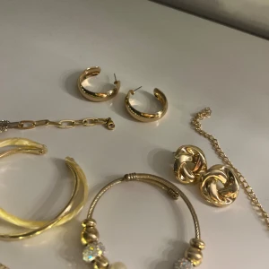 Guldiga smycken - Allt för 60