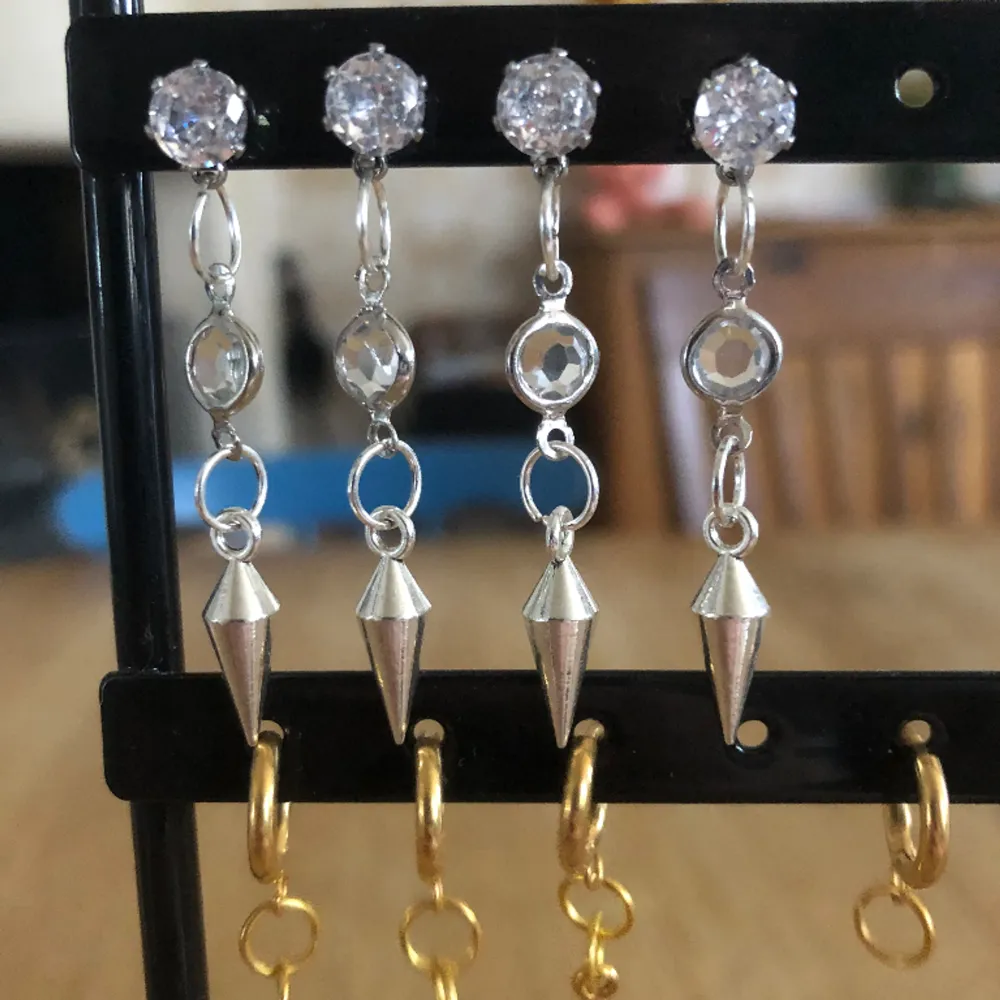 Säljer dessa jättefina örhängen!❤️ Finns i guld och andra olika typer ❤️kom privat för frågor! @smycken by Tora❤️😻. Accessoarer.