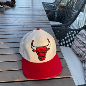 Chicago bulls keps - Snygg vit keps som passar till mycket! Justerbar! Alla kepsar är köpta på hatstore så det är bra kvalité!