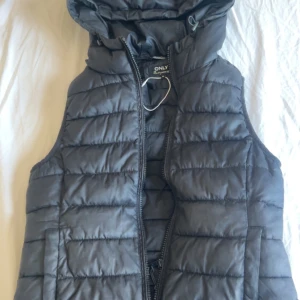 väst  - säljer min väst från only, den är bra i bra skick, pris går att diskuteras 💕