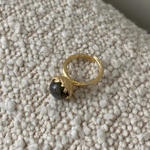 Ring från Pure by Nat - Superfin ring, sparsamt använd ! Går att justera storlek 🦋