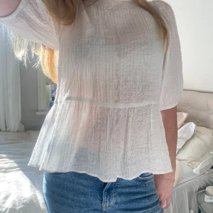 Vit blus - Jättesöt blus som passar till allt. Perfekt till sommaren!💞säljer pågrund av att den inte kommer till användning.  Ingår en extra knapp till knäppet där bak. 