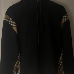 Burberry hoddie - Andvänt 4 gånger, köpt på burberry butiken i london. Nypris 5900  Kan gå ner lite i pris snabb affär