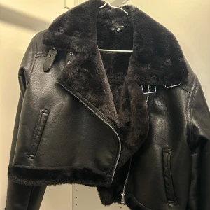 Läderjacka - H&M - Säljer en läderjacka från H&M i nyskick. Väldigt mjuk och varm. 