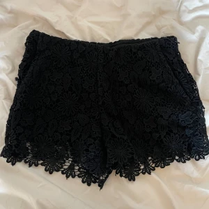 Svarta spets shorts - Jätte fina shorts med spets från zara som tyvärr är för små för mig(därav ingen bild på) Dem har även fickor. Dem har en dragkedja på ena sidan som man drar upp, alltså inte stretchiga!