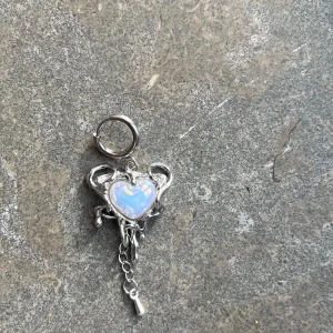 Fint silvrigt hjärtörhänge - Fint silvrigt hjärtörhänge till salu! Rostfritt aldrig använt. Kom via dm vid frågor eller intresse! (Postas inom 24 timmar!🫶🏻)