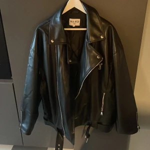 Oversized MC-jacka NAKD - Jackan är i nyskick, har använt den 2 gånger, den känns lite stor men har en snygg passform. Nypris 799