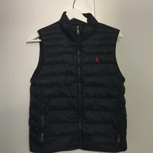 Ralph lauren väst  - hej Säljer en Raffe väst som inte används något mer, Perfekt nu inför våren, bra skicka inga skador, Nypris ligger på ca 3000kr  Mitt pris är 1459kr eller kom med bud