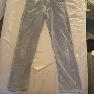 Gråa Manchester Byxor  - Ett par chinos i Manchester. 