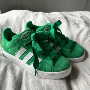 Adidas campus 00s - Säljer mina adidas campus 00s i storlek 39 1/3 som är använda 2 gånger.