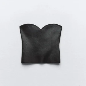 zara tubtopp  - Sjukt snygg festtopp från ZARA! Säljer då den inte passar! Skriv för frågor osv.🥰