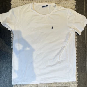 x2 Ralph Lauren T-Shirt & Grisch Solglasögon  - x2 Ralph Lauren T-shirt vit & svart  samt solglasögon 