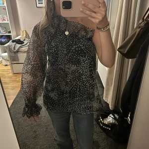 One shoulder topp - Superfin one shoulder topp från hm, storlek M och lite för stor för mig 🫶🏼