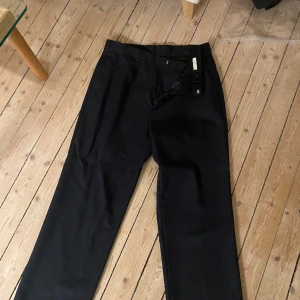 Arket kostymbyxor - Snygga kostymbyxor från arket, mörkblåa i storlek 52, knappt använda, nypris 1200