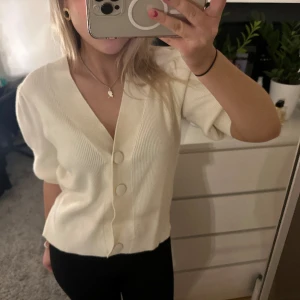 Kofta 💕 - söt kofta 💕en knapp har åkt bort därav priset! Annars bra skick