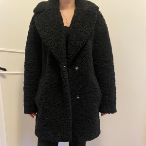 Teddybear oversized kappa - En väldigt mysig kappa i bra skick, väldigt varm som kan användas under hösten samt vintern. 