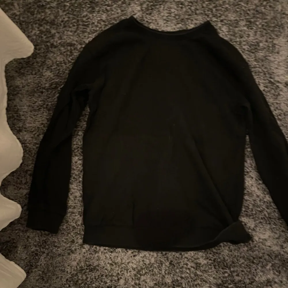 Säljer denna svarta tröja i storlek S. En perfekt basic tröja som alla borde ha i sin garderob - något som går och styla till det mesta. 🩷. Tröjor & Koftor.