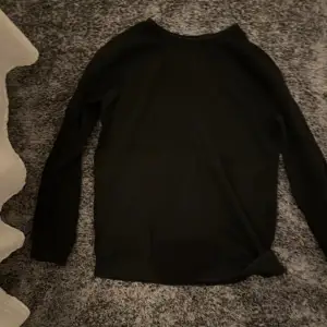 Säljer denna svarta tröja i storlek S. En perfekt basic tröja som alla borde ha i sin garderob - något som går och styla till det mesta. 🩷