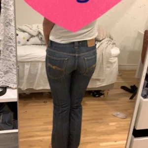 Lågmidjade bootcut jeans - Hej! Säljer ett par lågmidjade jeans i modellen bootcut . Kontakta vid fler frågor ❤️😊
