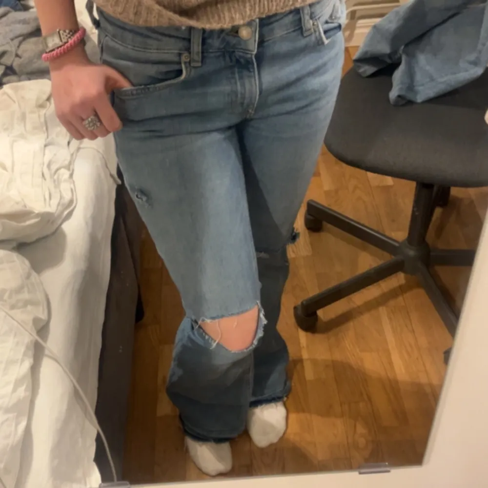 Jättesnygga lågmidjade bootcut jeans!!  Om du vill ha närmare bilder kom privat💕. Jeans & Byxor.