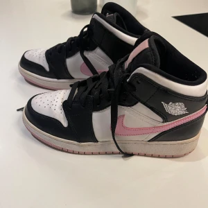 Air Jordan 1 Mid GS ’artic pink’  - Säljer dessa superfina jordans som inte kommer till användning längre. Köptes för 3000 kr. Priset kan diskuteras vid snabb affär. Köparen står för frakt🥰 