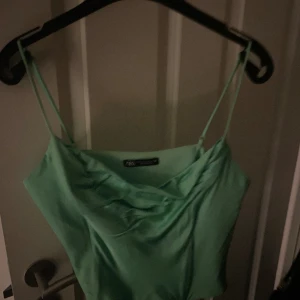 Topp zara - Säljer dena söta toppen ifrån zara då den aldrig kommer till användning.