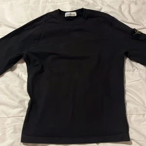 Stone Island Tröja - Säljer en tröja från Stone Island i storlek S! Köptes förra sommarn på NK för ca 2000kr! Säljs för 800. Inga defekter någonstans men den är använd! Skriv vid frågor!