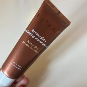 Bronze glow hickap - Bronze glow priming moisturizer från hickap, endast testad, passade inte till mitt smink, men vädligt bra om man bara vill se brun och glowig ut! (Nypris 299kr) säljs för 130kr, kan även lösa gratis frakt.