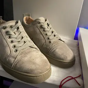Ett par Christian Louboutin skor som är använda lite bara har tvättat till dom lockar lite.  Kan gå ner i pris med snabb affär 