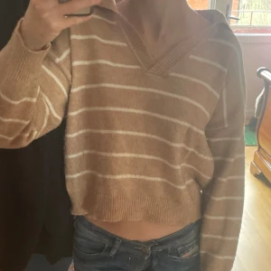 Beige stickad tröja💗 - Använd men inga tydlige defekter💕 Säljs då den inte kommer till användning💗