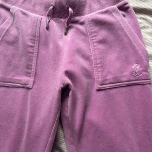 Juicy byxor - Säljer nu mina super fina äkta ljus/baby rosa juicy byxor i Xxs, då de aldrig används,pris kan diskuteras❤️😚