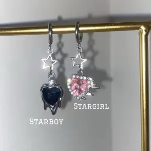 Jättefina örhängen i rostfritt stål och zinklegering. Rostfritt💗Modell ”Ariel” finns med både rosa och svart sten. 99kr paret, antingen samma färg eller en av varje.