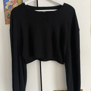 Croppad tröja - Jättesöt croppad tröja från BikBok, säljer då den inte är min stil längre. Sparsamt använd💕