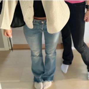 Världens finaste jeans från Stella McCartney, jätte fint skick och ser oanvända ut. Super fina detaljer där nere som gör så mycket.
