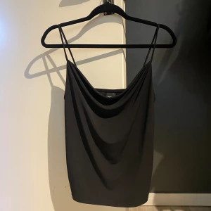 Svart topp - Säljer denna svarta topp ifrån Gina tricot då det inte kommit till användning. Den är därför i nyskick. Köpt på Gina förra året för 179kr. Skriv för fler bilder, priset kan diskuteras💕😊