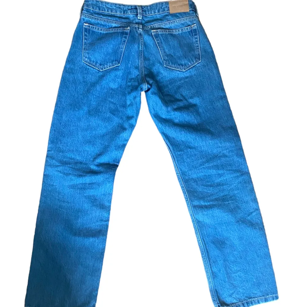 ett par lågmidjade raka jeans i modellen arrow från weekday. st 26/30. De är lite korta på mig som är 166 cm mått: midja 39 cm  höft 48 cm midja till grenen 20 cm knä 20 cm bredden längst ner på jeansen 21 cm innerbenslängd 74 cm fullständig längd 98. Jeans & Byxor.