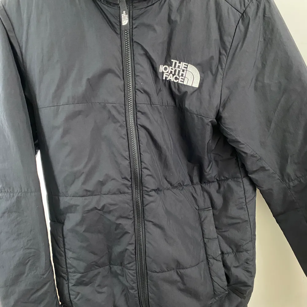 En North Face jacka som aldrig har blivit använd. Säljer för att den inte passar mig. Köpt för ungefär 1400 säljer för 699. Storlek M (172-180). Jackor.