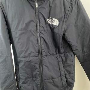 En North Face jacka som aldrig har blivit använd. Säljer för att den inte passar mig. Köpt för ungefär 1400 säljer för 699. Storlek M (172-180)