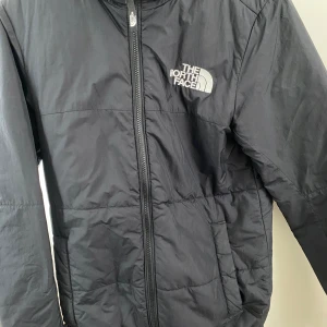 North face jacka - En North Face jacka som aldrig har blivit använd. Säljer för att den inte passar mig. Köpt för ungefär 1400 säljer för 699. Storlek M (172-180)