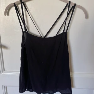 Sommar topp - Härlig sommartopp i skönt och luftigt material🤍 bra skick nästan aldrig använd✨
