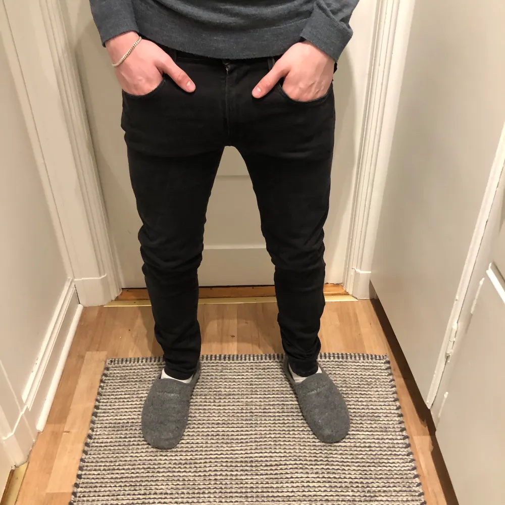 Svarta replay jeans i nyskick-inga defekter-Storlek W33 L34-killen på bilden är 182-kom du om du har några funderingar . Jeans & Byxor.