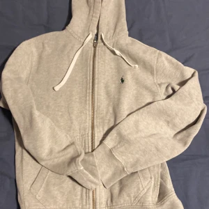 Polo hoodie  - Grå polo hoodie storlek M, använder aldrig 