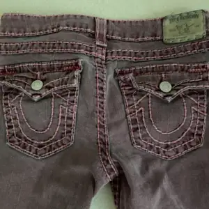 Jättesöta lila true religon jeans med rosa sömmar kom privat för fler bilder 💘  De är flare 