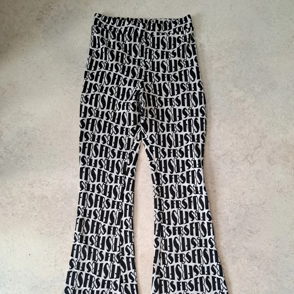 Supercoola utsvängda legginsliknande byxor från New Yorker. Jeans & Byxor.